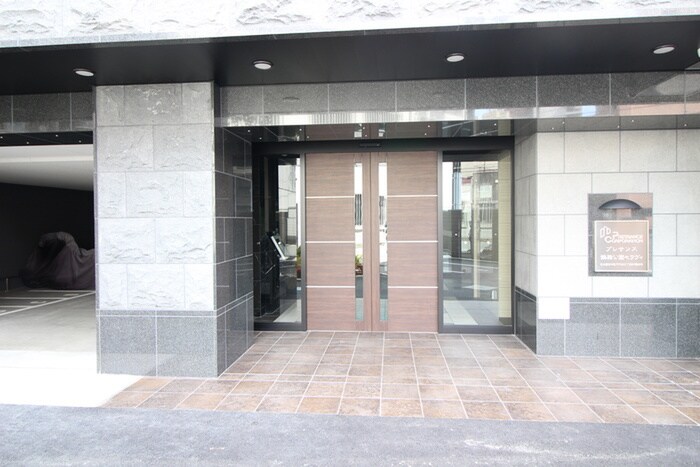 物件外観写真2　(エントランス部分)