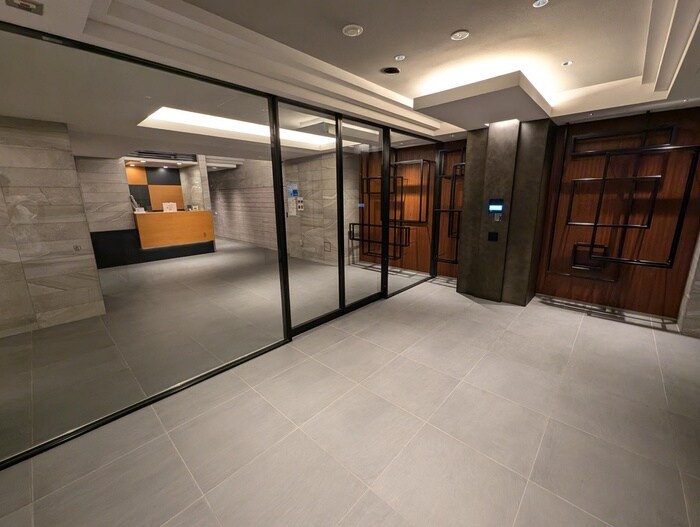 物件外観写真2　(エントランス部分)