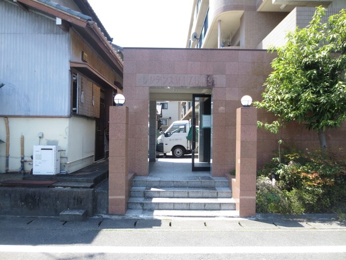 物件外観写真3　(エントランス部分)