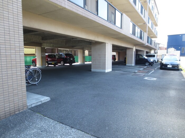 物件外観写真4　(駐車場)