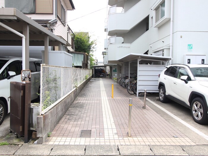 物件外観写真5　(エントランス部分)