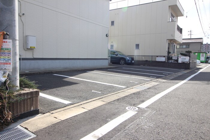 物件外観写真3　(駐車場)