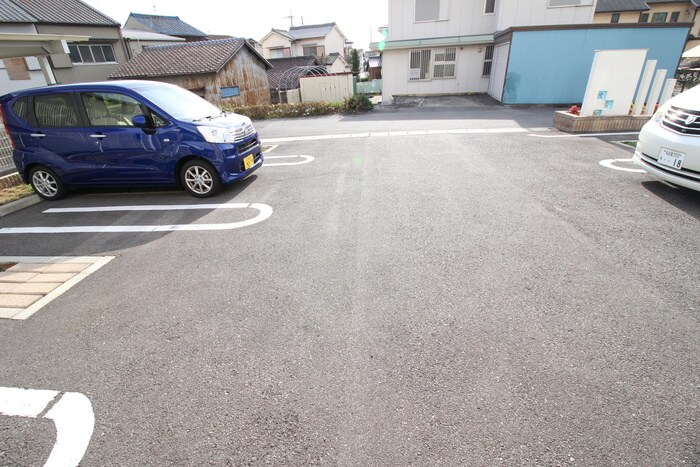 物件外観写真3　(駐車場)