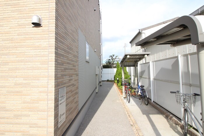 物件外観写真5　(エントランス部分)