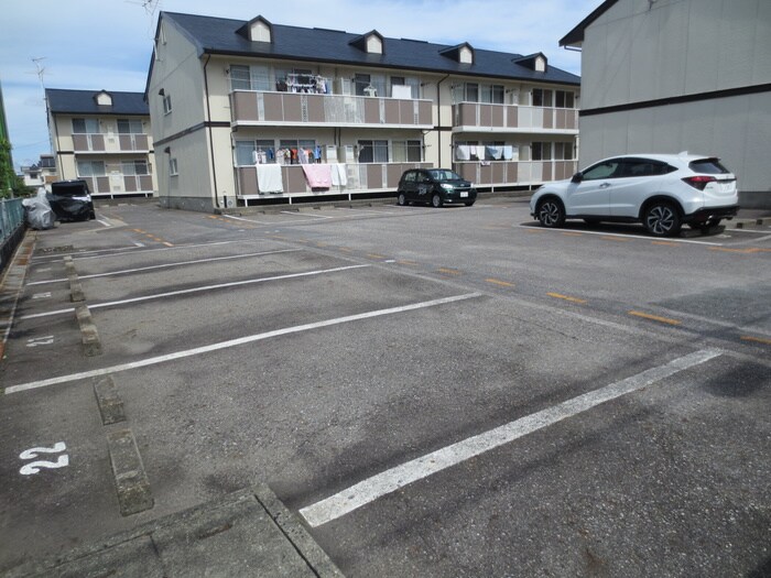 物件外観写真3　(駐車場)