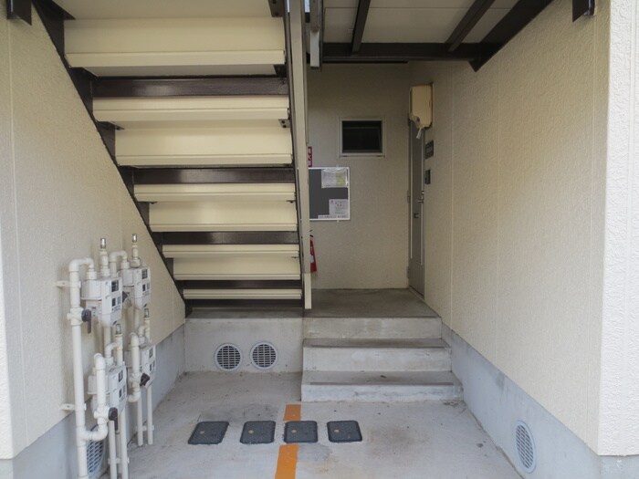 物件外観写真6　(エントランス部分)