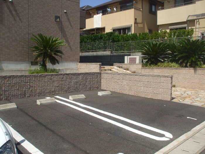 物件外観写真3　(駐車場)