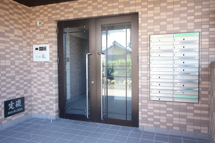 物件外観写真6　(エントランス部分)