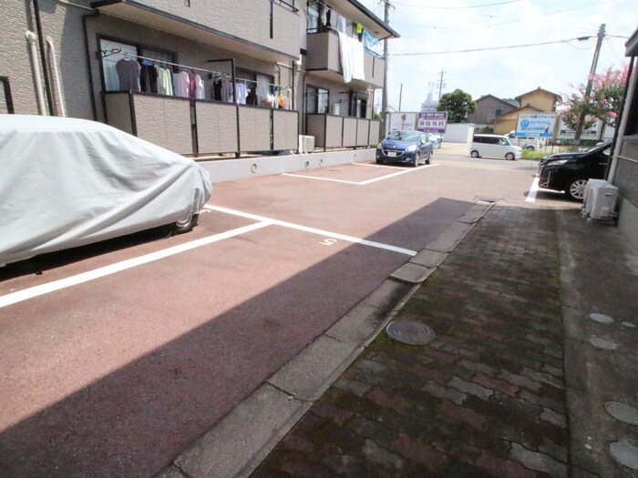 物件外観写真4　(駐車場)