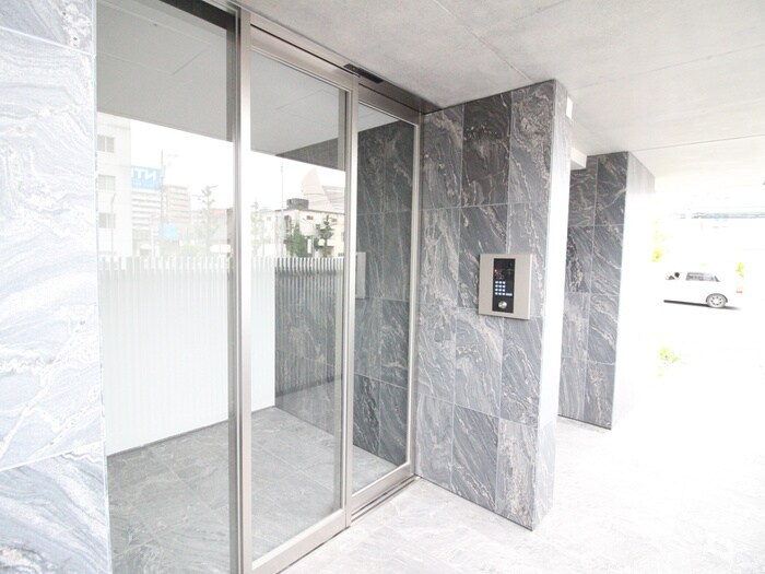 物件外観写真2　(エントランス部分)