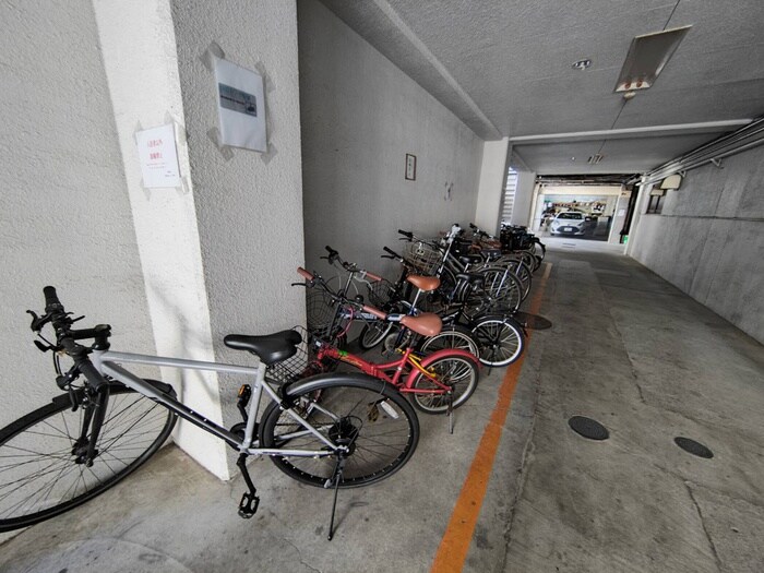 物件外観写真4　(駐輪場)