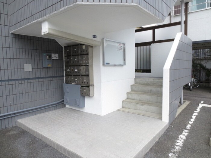 物件外観写真4　(エントランス部分)