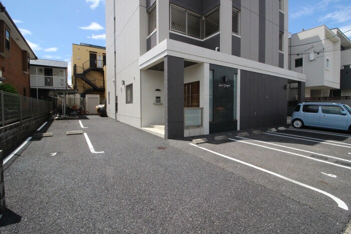 物件外観写真5　(駐車場)