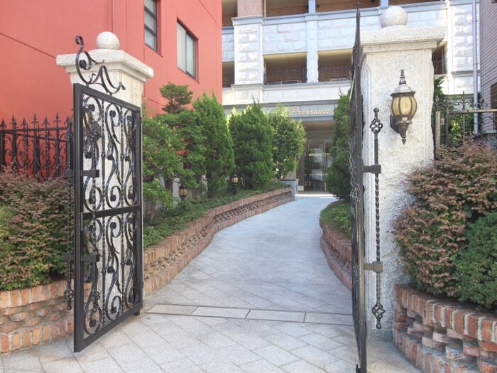 物件外観写真6　(エントランス部分)