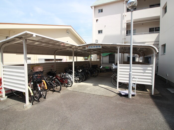 物件外観写真4　(駐輪場)