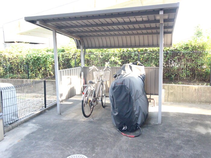 物件外観写真3　(駐輪場)