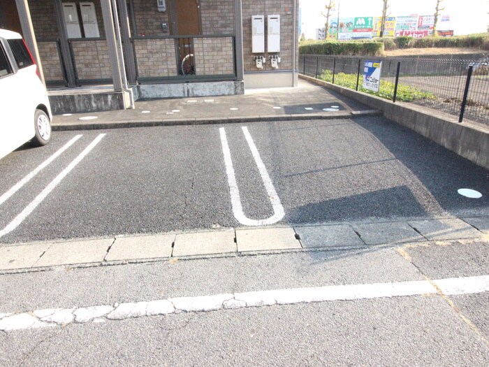 物件外観写真4　(駐車場)
