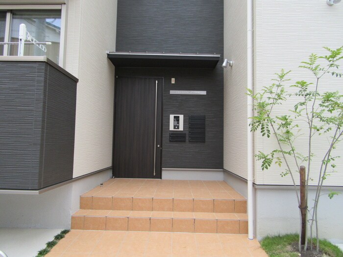 物件外観写真2　(エントランス部分)