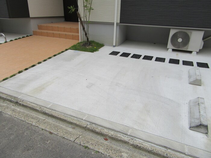 物件外観写真5　(駐車場)