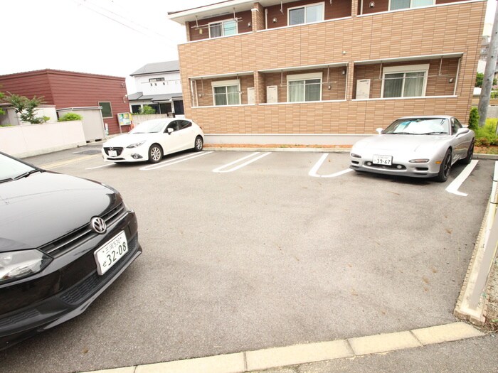 物件外観写真4　(駐車場)