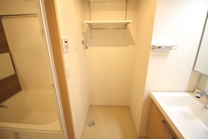 物件内観写真12　(洗濯機置場)