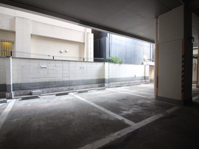 物件外観写真5　(駐車場)