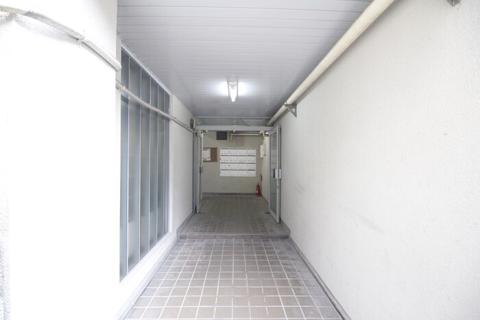 物件外観写真3　(エントランス部分)