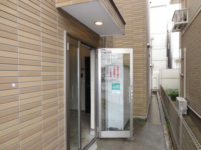 物件外観写真6　(エントランス部分)