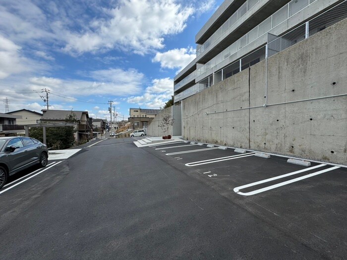 物件外観写真5　(駐車場)