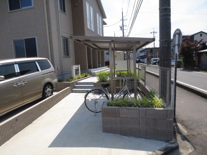 物件外観写真3　(エントランス部分)