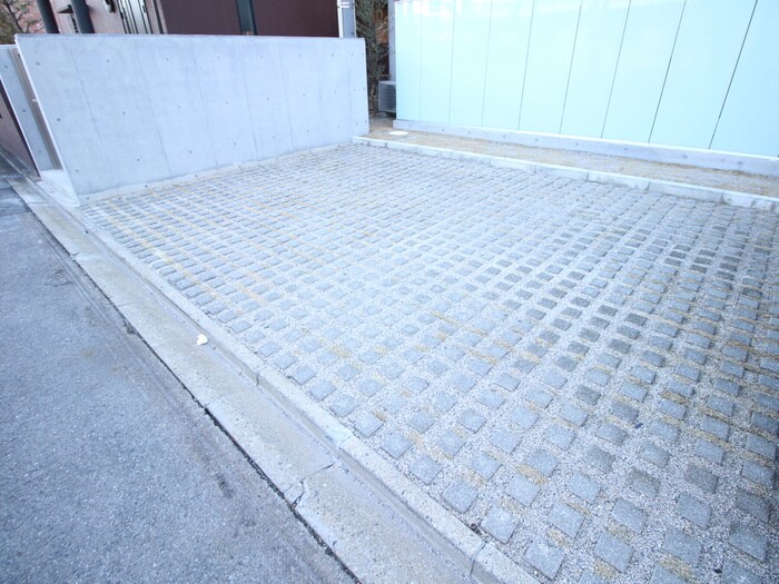 物件外観写真5　(駐車場)