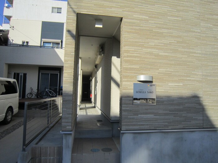 物件外観写真3　(エントランス部分)