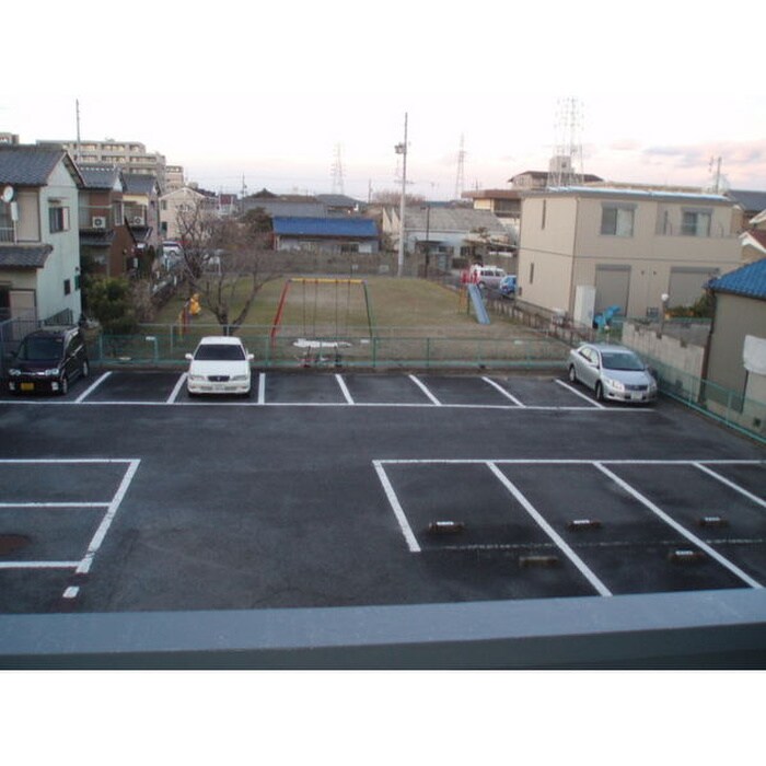 物件外観写真3　(駐車場)