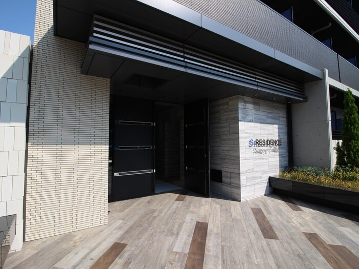 物件外観写真3　(エントランス部分)