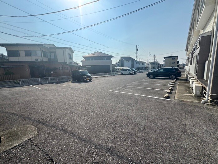 物件外観写真4　(駐車場)