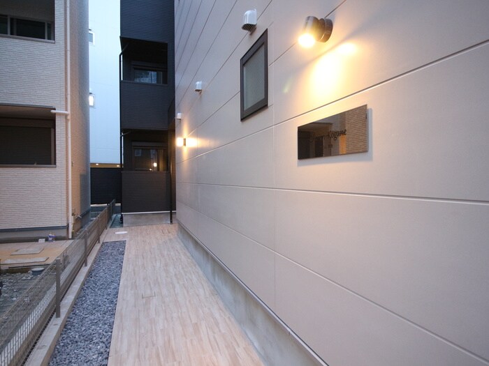 物件外観写真4　(エントランス部分)