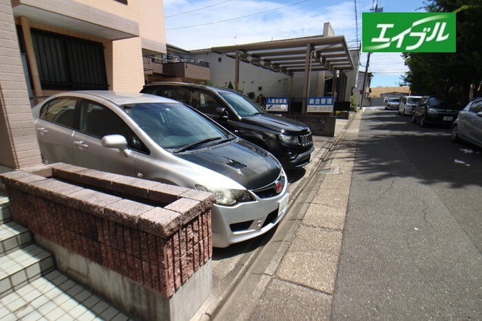 物件外観写真2　(駐車場)