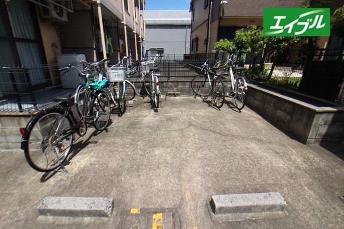 物件外観写真3　(駐輪場)