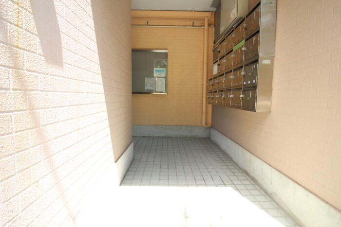 物件外観写真4　(エントランス部分)