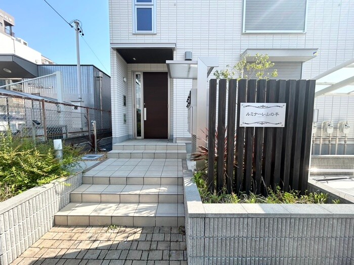 物件外観写真2　(エントランス部分)