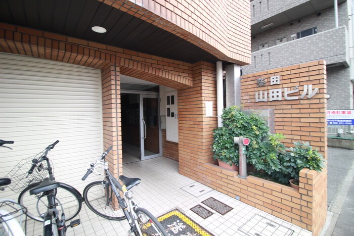 物件外観写真2　(エントランス部分)