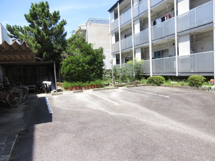 物件外観写真4　(駐車場)
