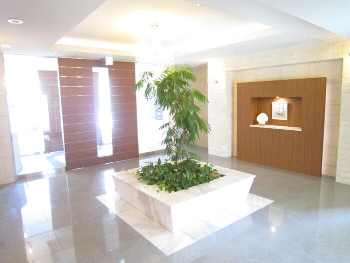 物件外観写真2　(エントランス部分)