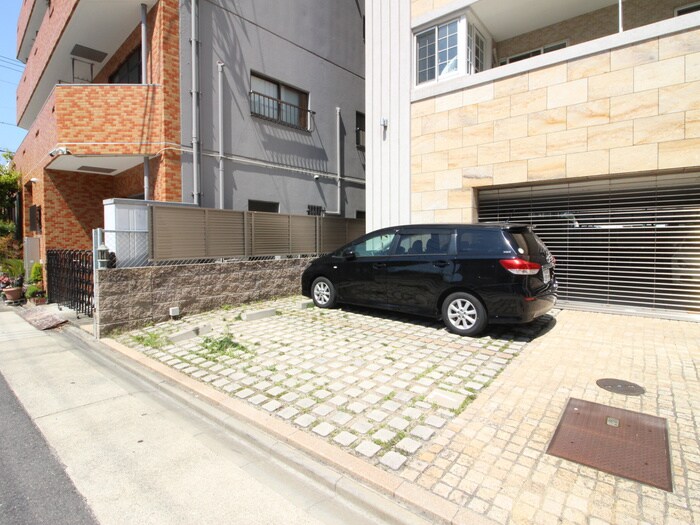 物件外観写真3　(駐車場)