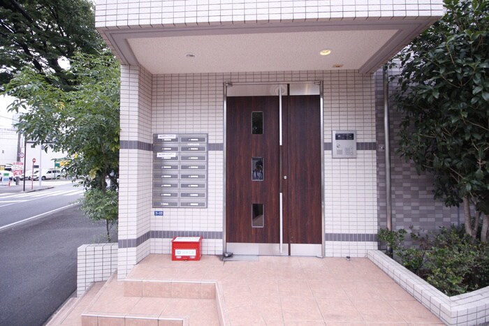 物件外観写真2　(エントランス部分)