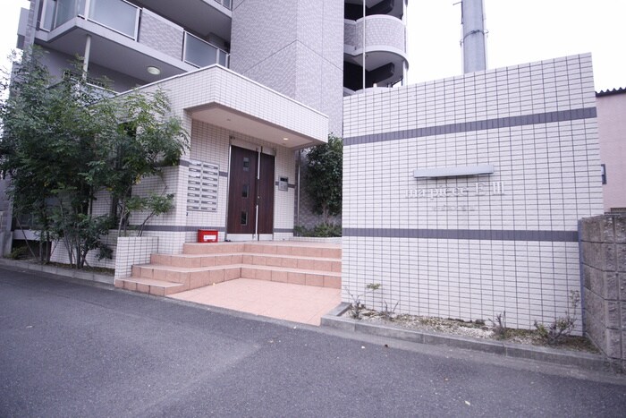 物件外観写真6　(エントランス部分)