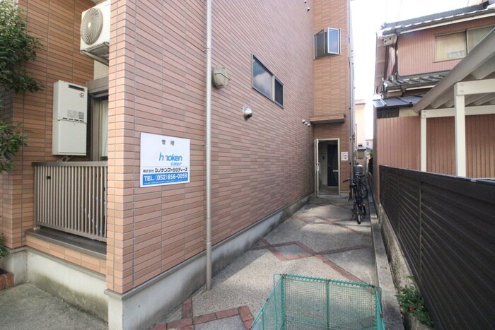 物件外観写真3　(エントランス部分)