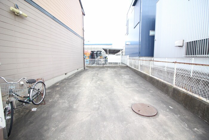 物件外観写真5　(駐車場)