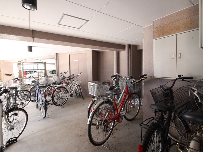 物件外観写真2　(駐輪場)