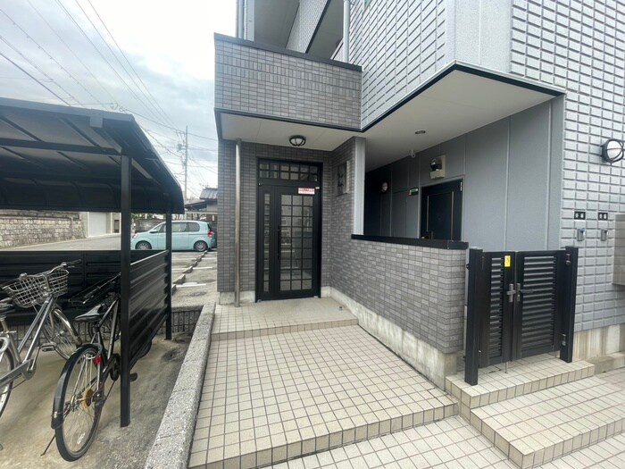 物件外観写真3　(エントランス部分)
